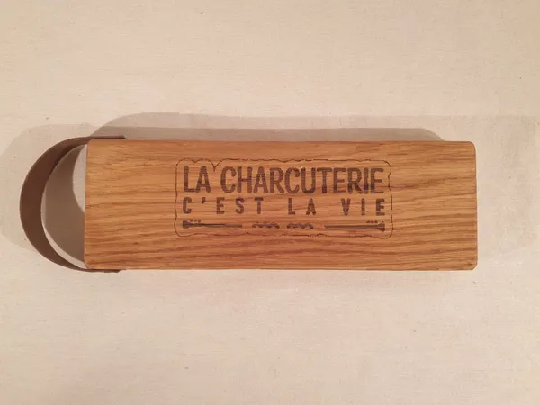 Bois : Chêne | Motif : Charcuterie