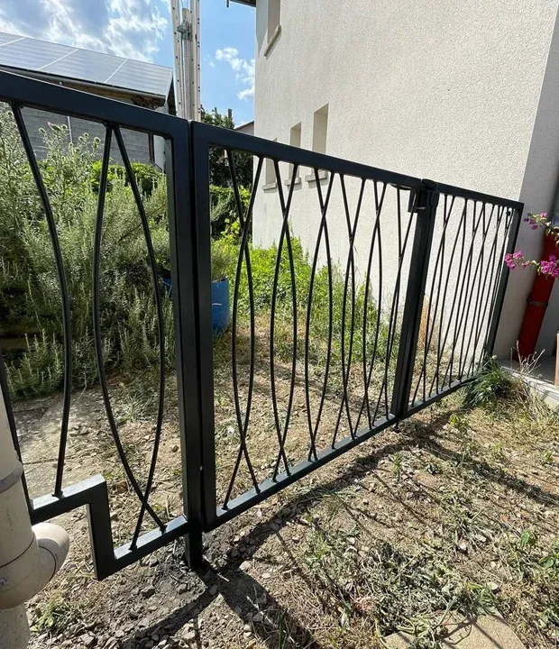Un garde corps en métal sur une terrasse de l'atelier le Chêne et l'Enclume