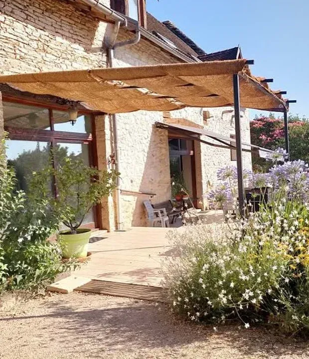 Un garde corps en métal sur une terrasse de l'atelier le Chêne et l'Enclume
