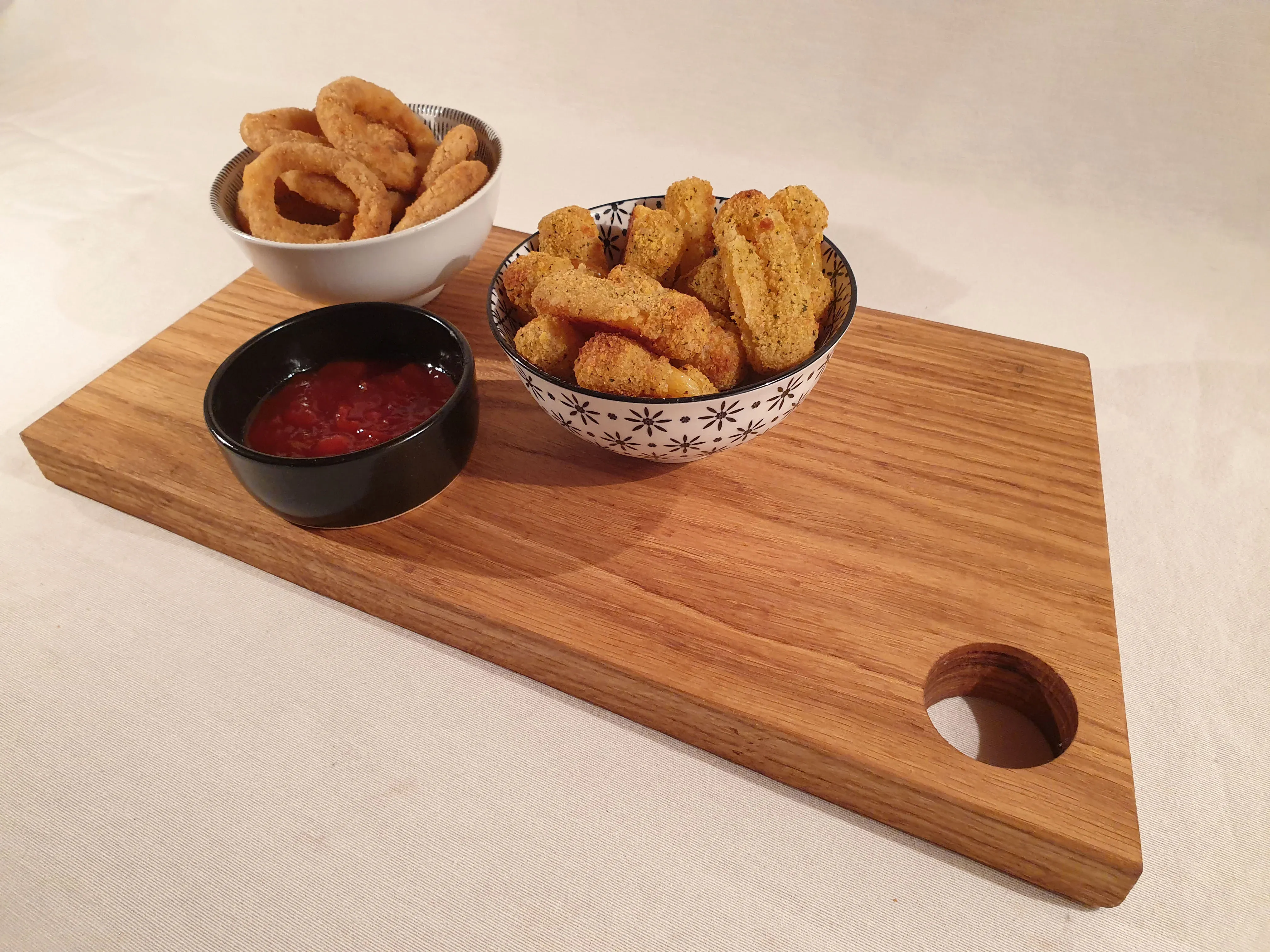 Une planche à tapas de l'atelier avec des mozzarella-sticks dessus