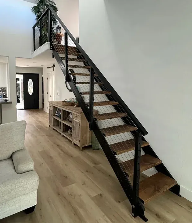 Un escalier en métal avec des marches en bois de l'atelier le Chêne et l'Enclume