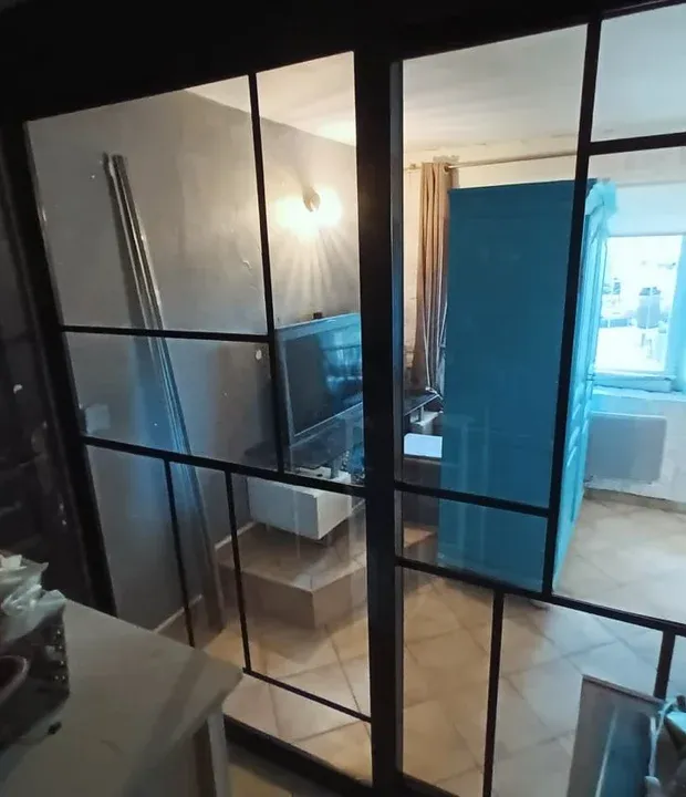 Un portail en métal dans un jardin créé par l'atelier le Chêne et l'Enclume